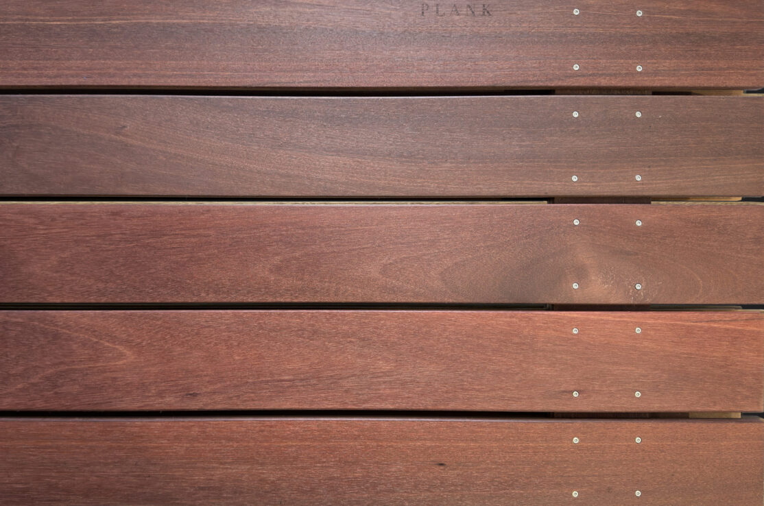 Red Balau regarded as one of finest-quality best varieties of solid woods available for exterior decking projects. Wood wall paneling company as well as wood decking sales. Wood cleaning products and refurbishment services in Valencia, Lake Casitas, Albufera and Xàtiva.